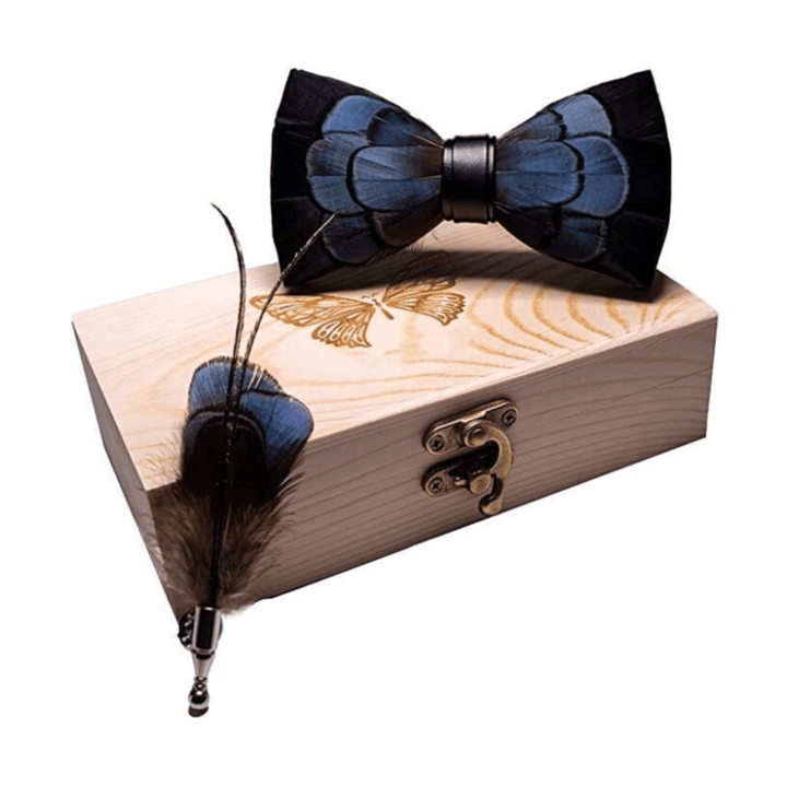 Pajarita de plumas exquisitas en negro y verde con broche de solapa