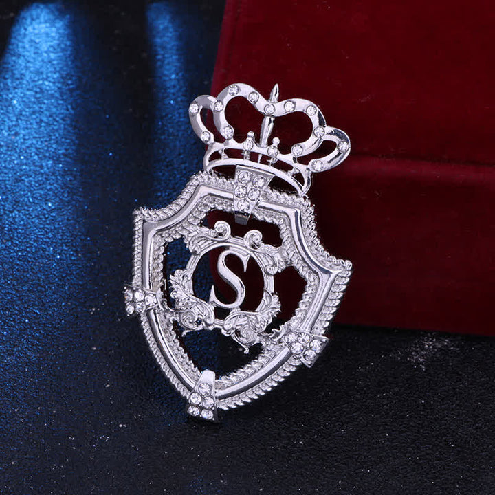 Broche de corona con letras reales inglesas para hombre