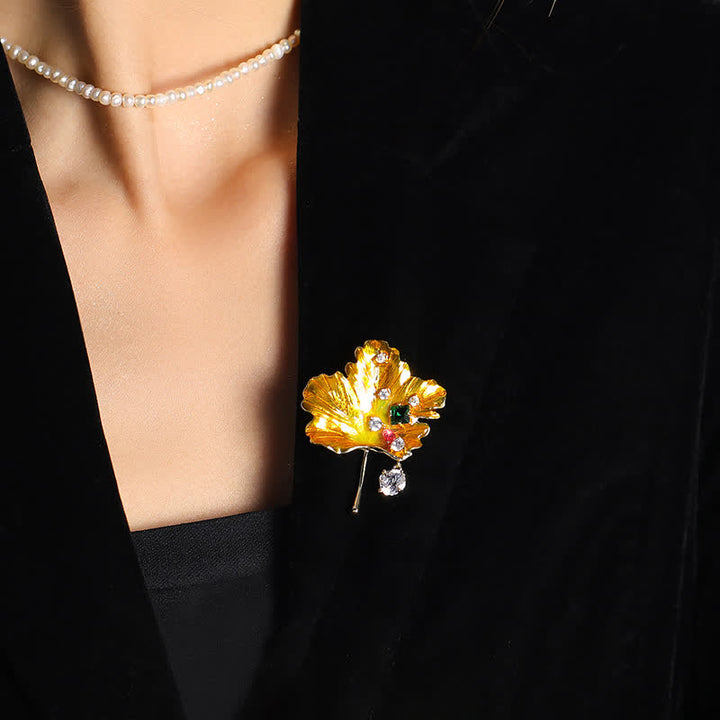 Broche de hoja de arce dorada para mujer