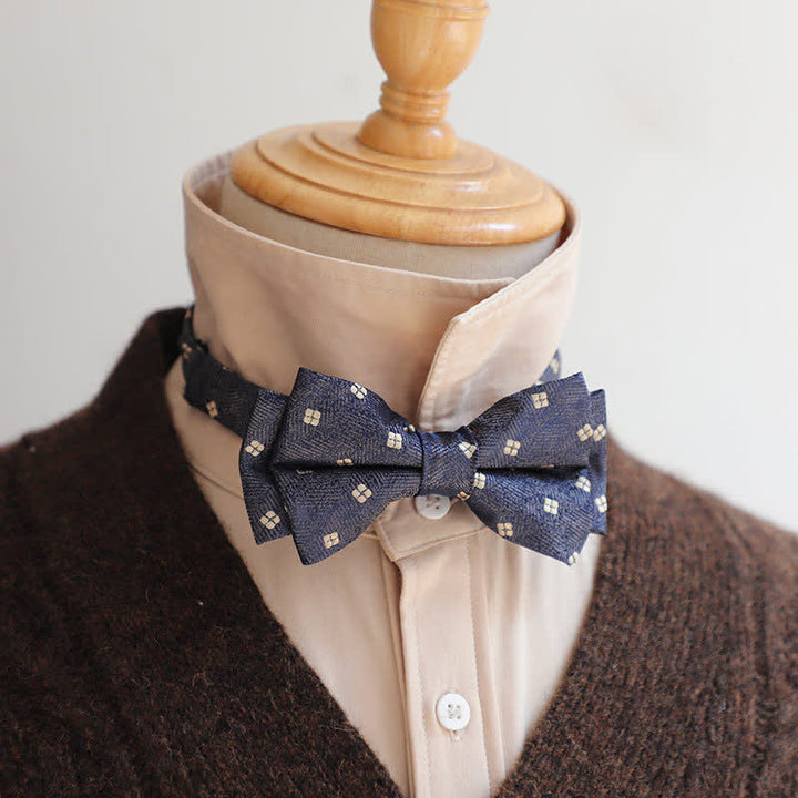 Pajarita retro con hojas y flores para hombre