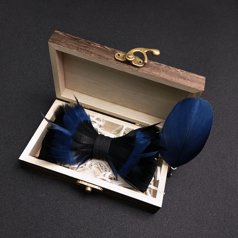 Pajarita infantil con plumas en azul medianoche y negro y broche de solapa
