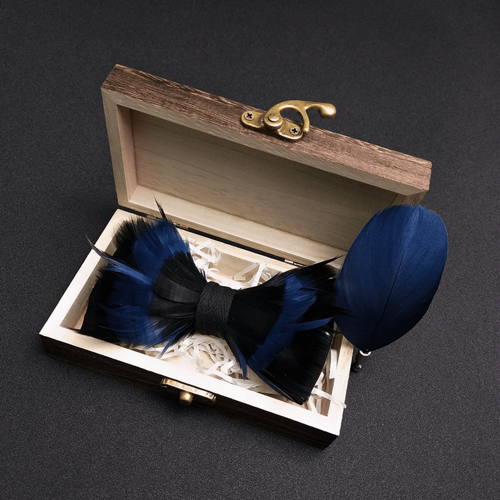Pajarita infantil con plumas en azul medianoche y negro y broche de solapa
