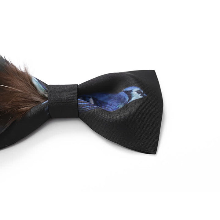 Pajarita con plumas de urraca en negro y azul