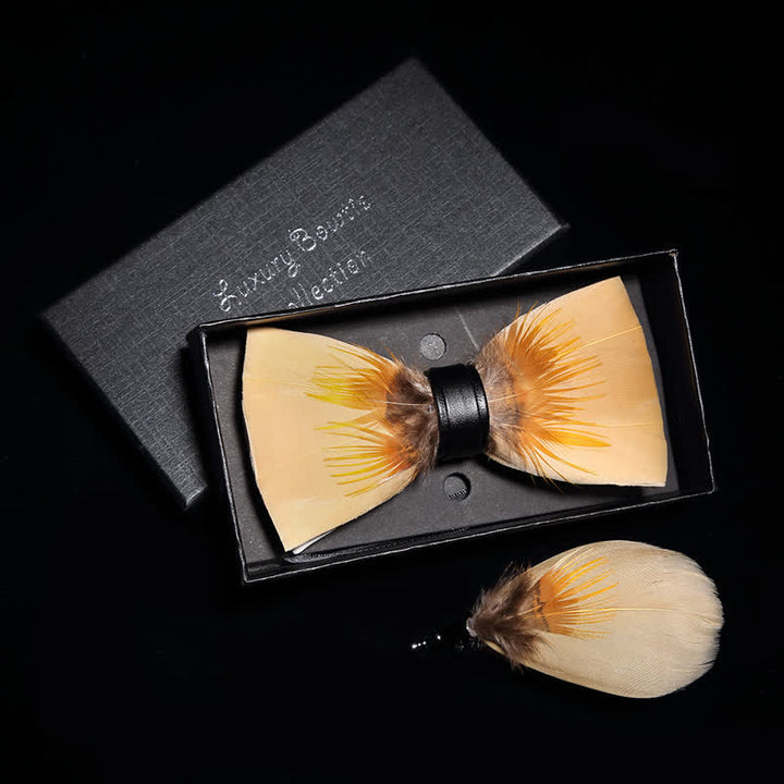 Pajarita de plumas tranquilas de color amarillo claro para niños con prendedor de solapa