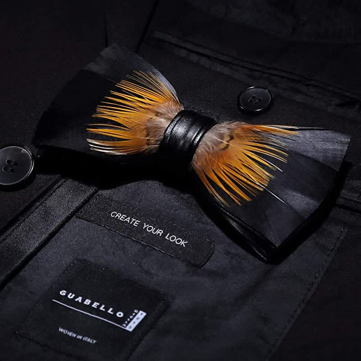 Pajarita con plumas de girasol en color naranja y negro para niños con prendedor de solapa