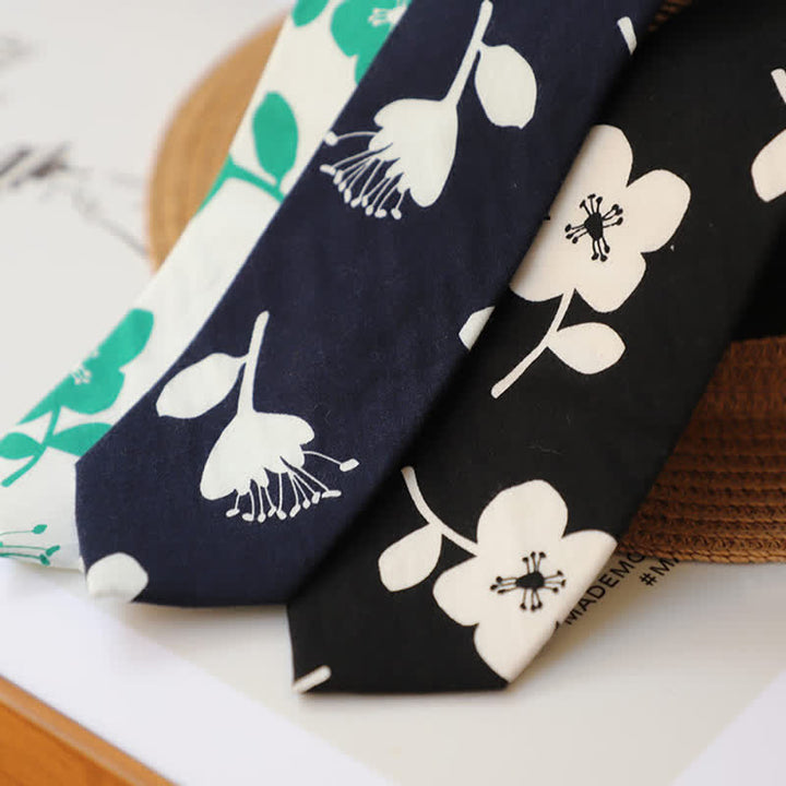Corbata fina elegante con diseño floral para hombre.