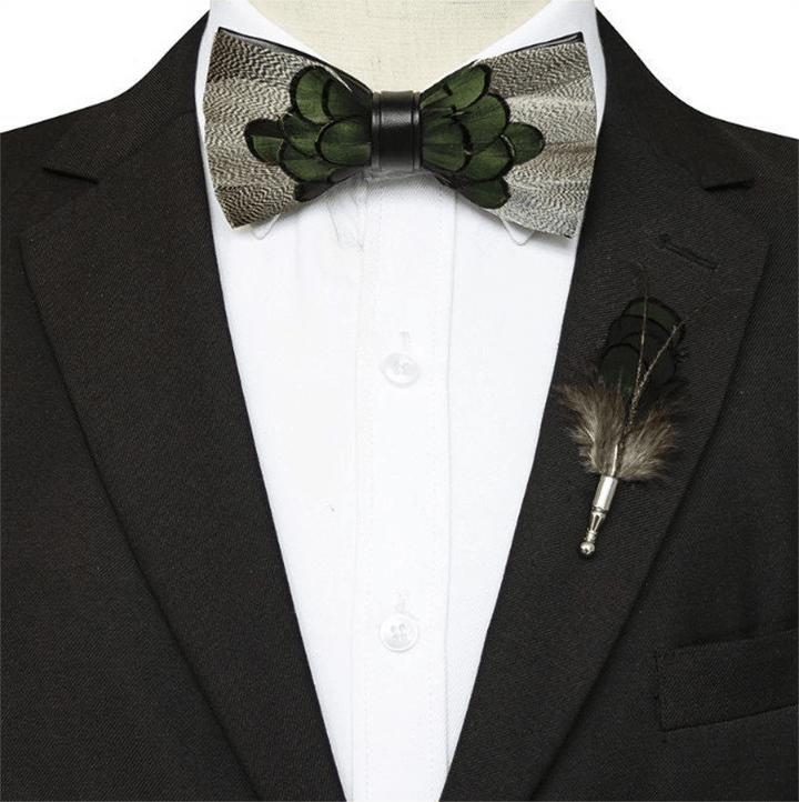 Pajarita con plumas en gris y verde bosque y broche de solapa