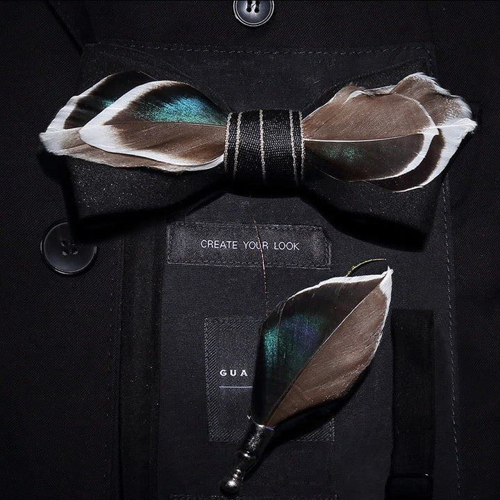 Pajarita con plumas de pato real negras y broche de solapa