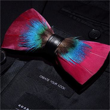 Pajarita con plumas suaves rosas y azules y broche de solapa