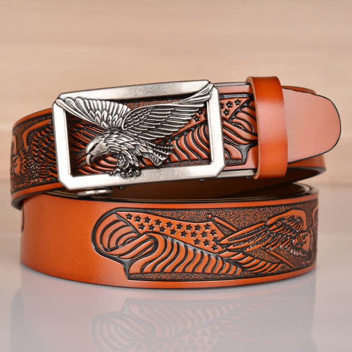 Cinturón de cuero con relieve y hebilla de águila hueca para hombre