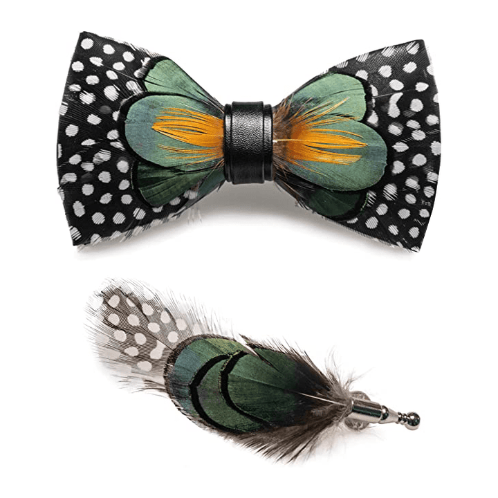 Pajarita con plumas y prendedor de solapa con lunares blancos en verde bosque y naranja