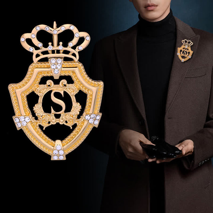 Broche de corona con letras reales inglesas para hombre
