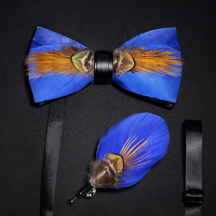 Pajarita con plumas doradas y azules y broche de solapa