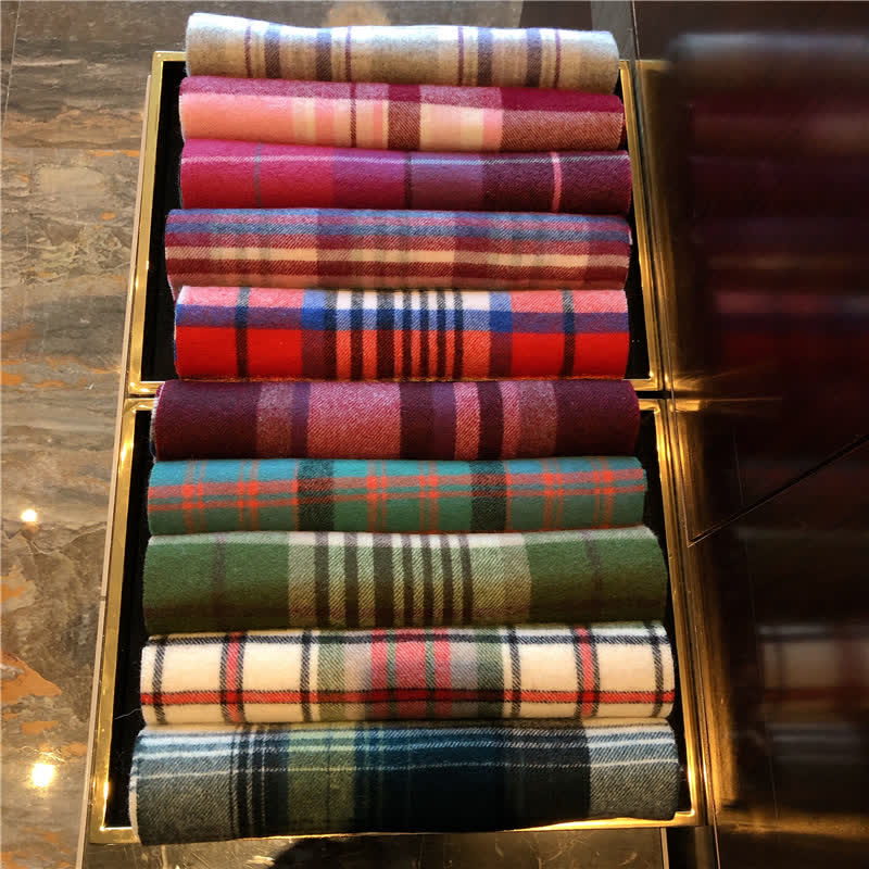 Bufanda unisex de cuadros grandes y cálidos de Lamb Edinburgh - image 4