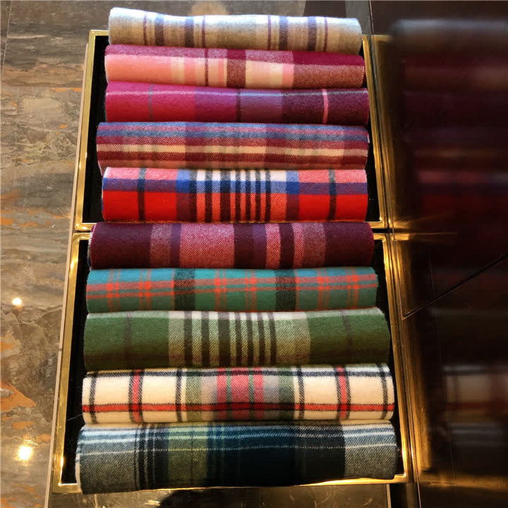 Bufanda unisex de cuadros grandes y cálidos de Lamb Edinburgh - image 4