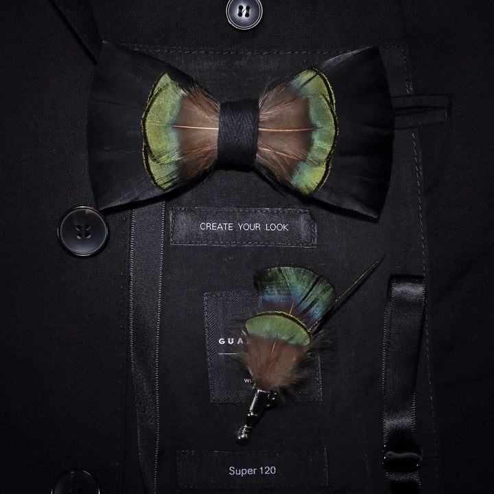Pajarita de plumas verdes y marrones con broche de solapa