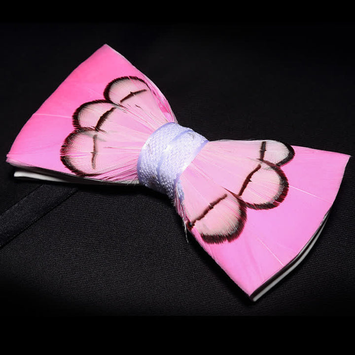 Pajarita con plumas de color rosa intenso y broche de solapa