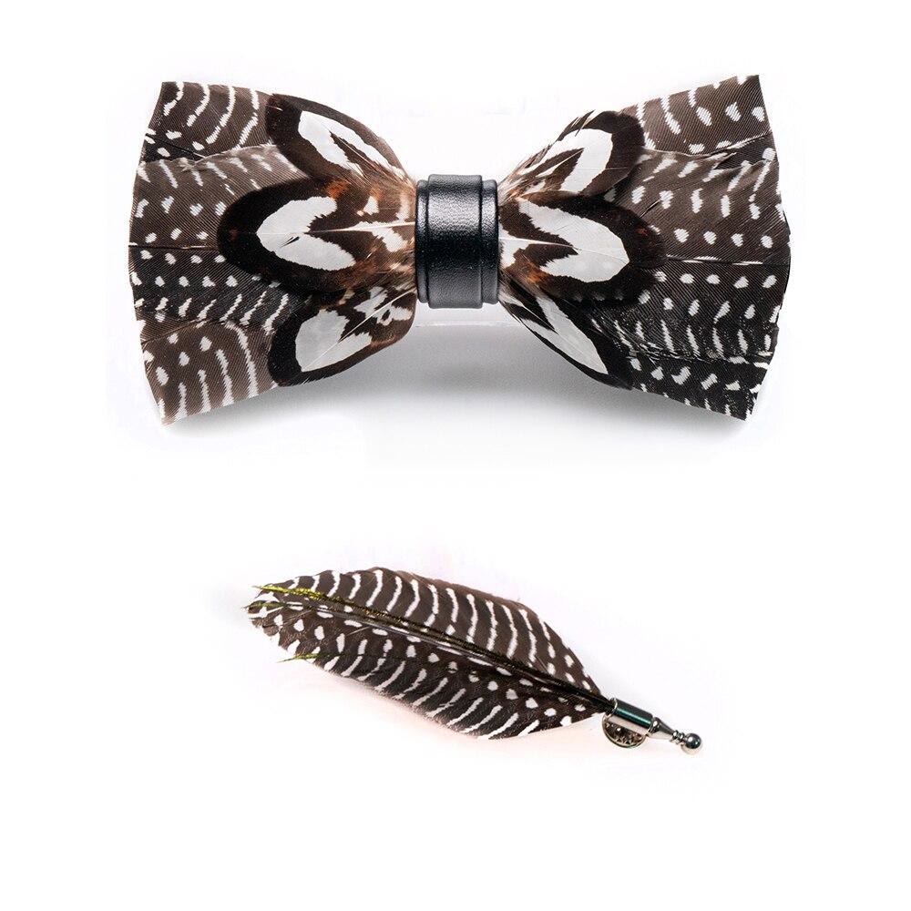Pajarita de plumas con lunares marrones y blancos y broche de solapa