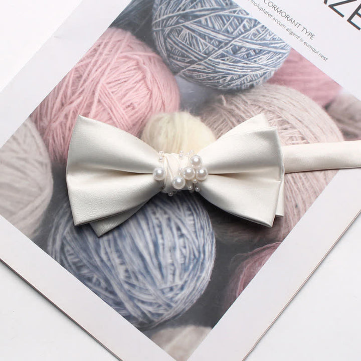 Pajarita elegante con flores y perlas blancas marfil para hombre
