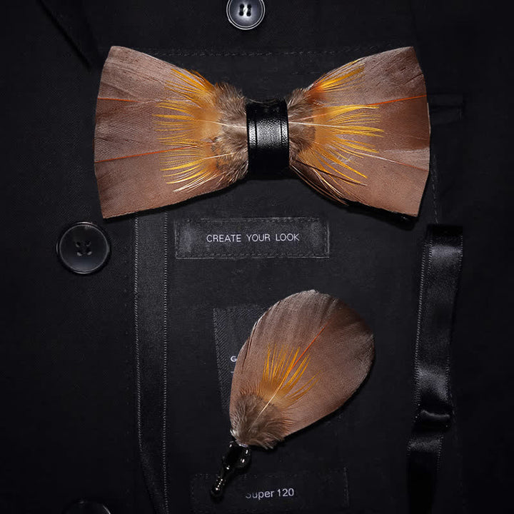 Pajarita con plumas naturales en tonos siena y amarillo y broche de solapa