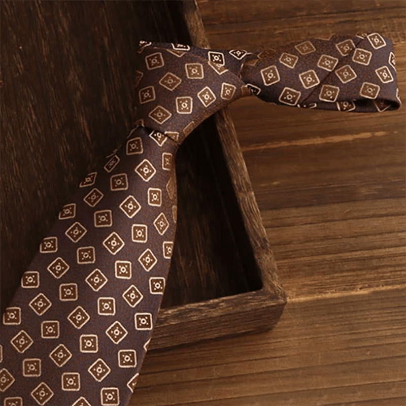 Corbata de hombre en marrón oscuro y dorado con diamantes