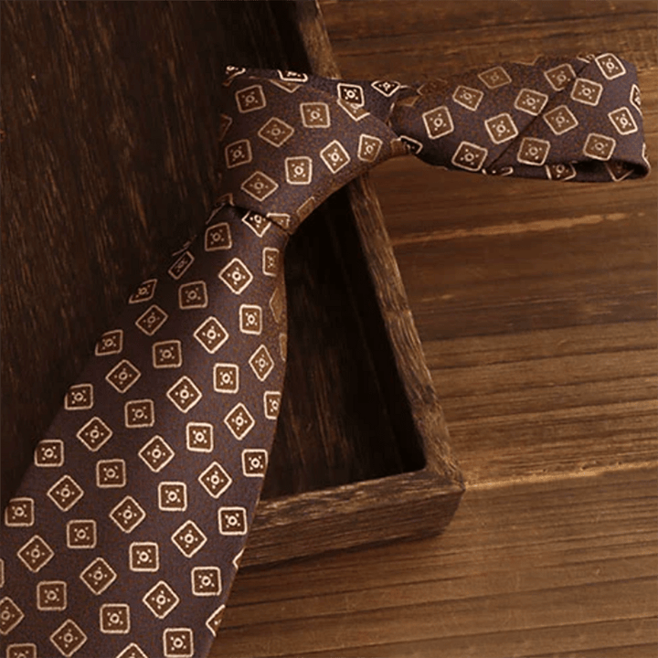 Corbata de hombre en marrón oscuro y dorado con diamantes