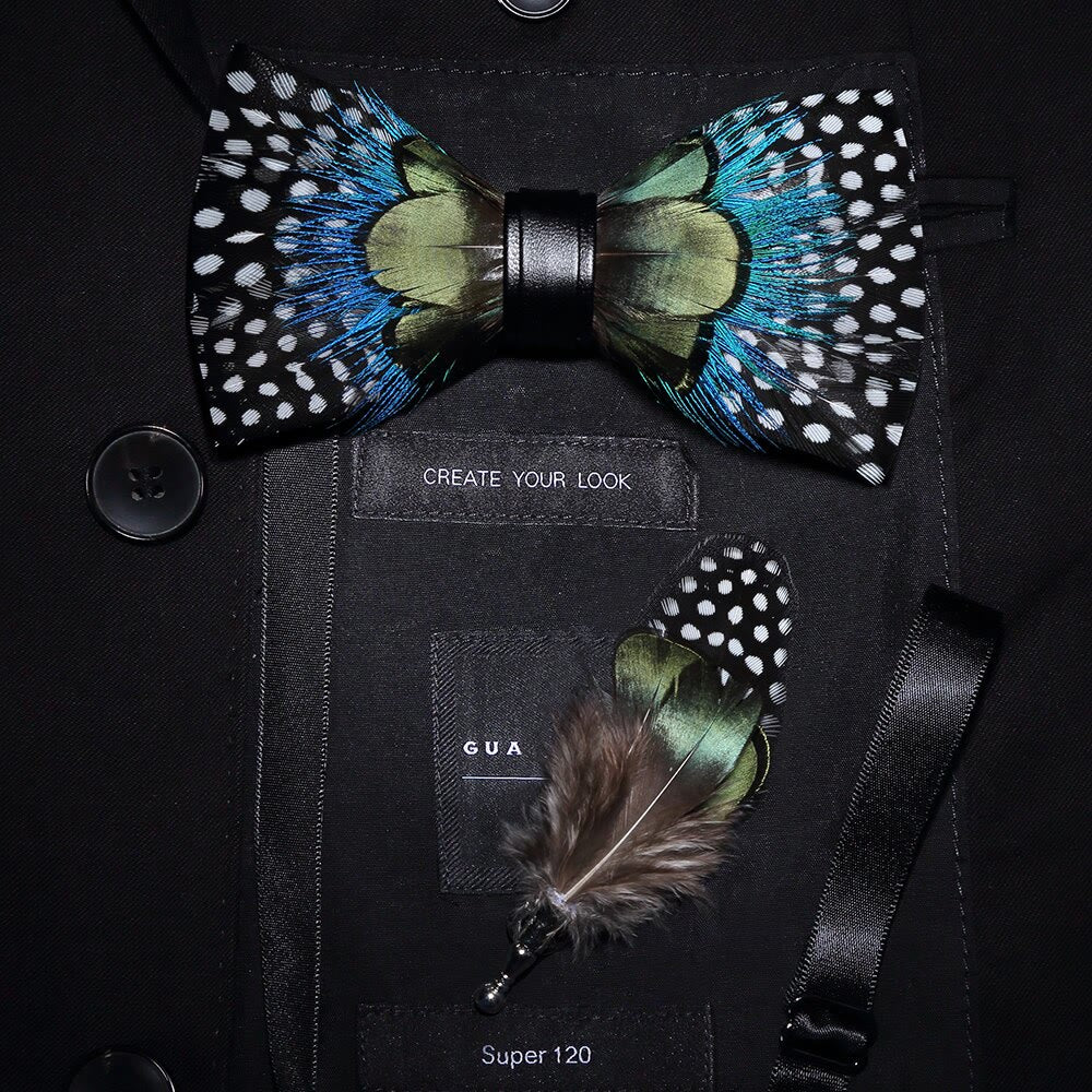 Pajarita de plumas con lunares verdes y azules para niños con prendedor de solapa