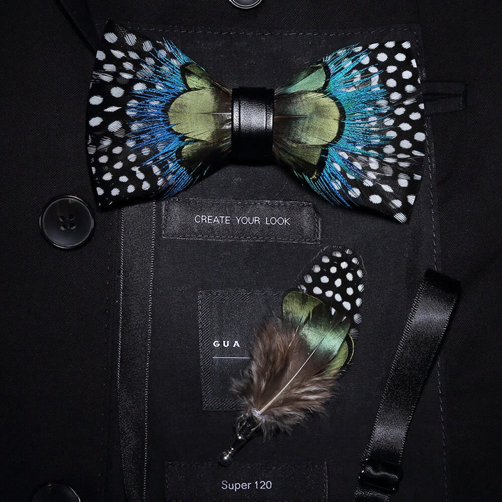 Pajarita de plumas con lunares verdes y azules para niños con prendedor de solapa