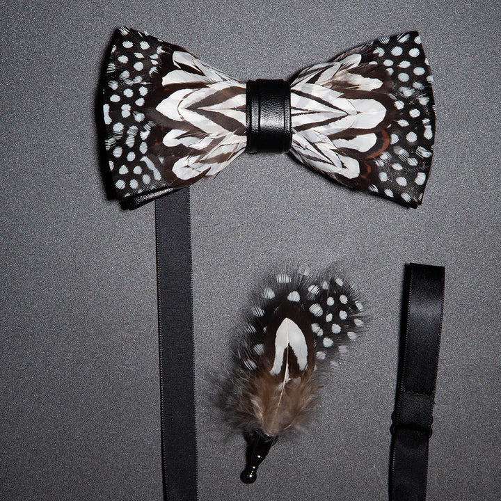 Pajarita con plumas de búho en blanco y negro y broche de solapa