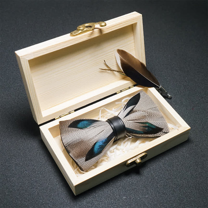 Pajarita con plumas de pavo real marrón y azul y broche de solapa