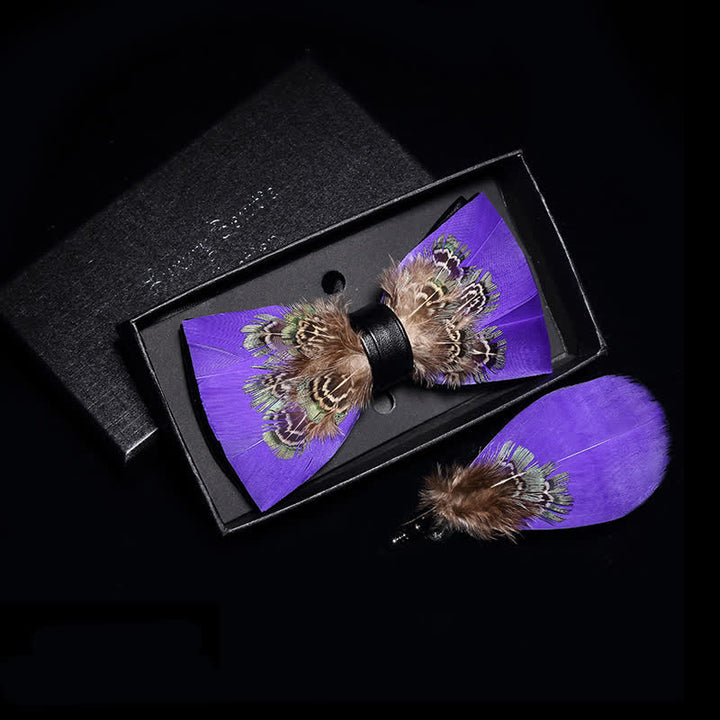 Pajarita elegante para niños con plumas de faisán moradas y broche de solapa