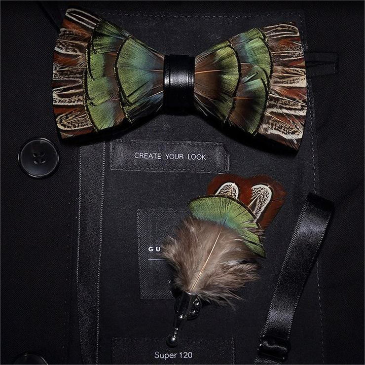 Pajarita infantil con plumas estilo retro de bosque en marrón y verde y broche de solapa