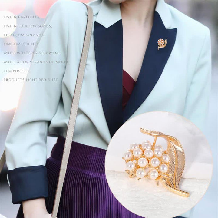 Broche de perlas con flores frescas para mujer