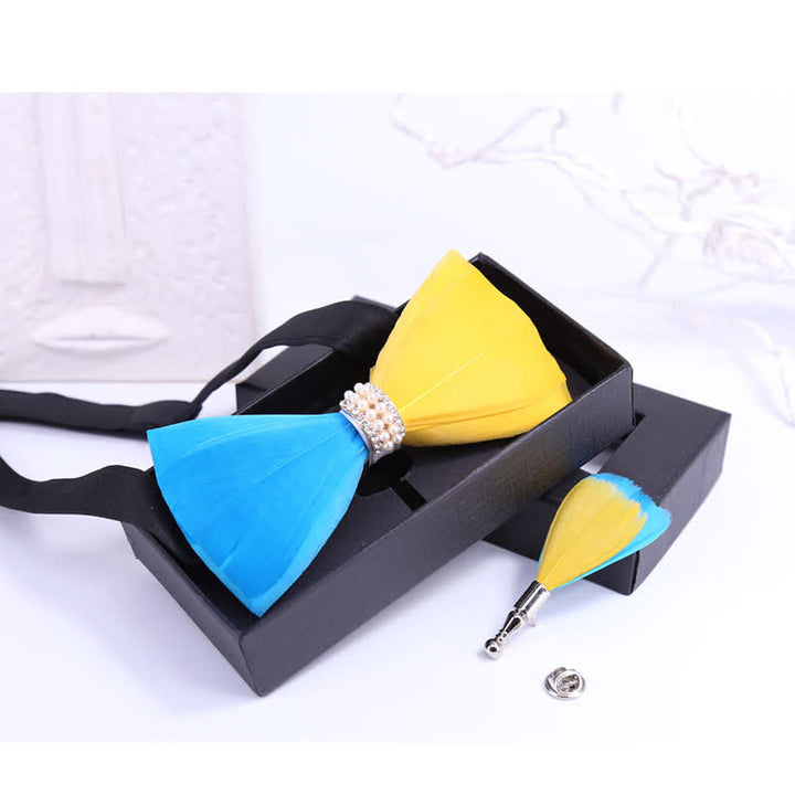 Pajarita con plumas de perla brillante amarilla y azul con broche de solapa