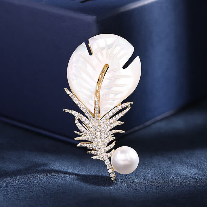 Broche de plumas con concha de perla para mujer