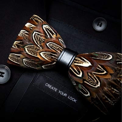 Pajarita de plumas de faisán marrón con prendedor de solapa