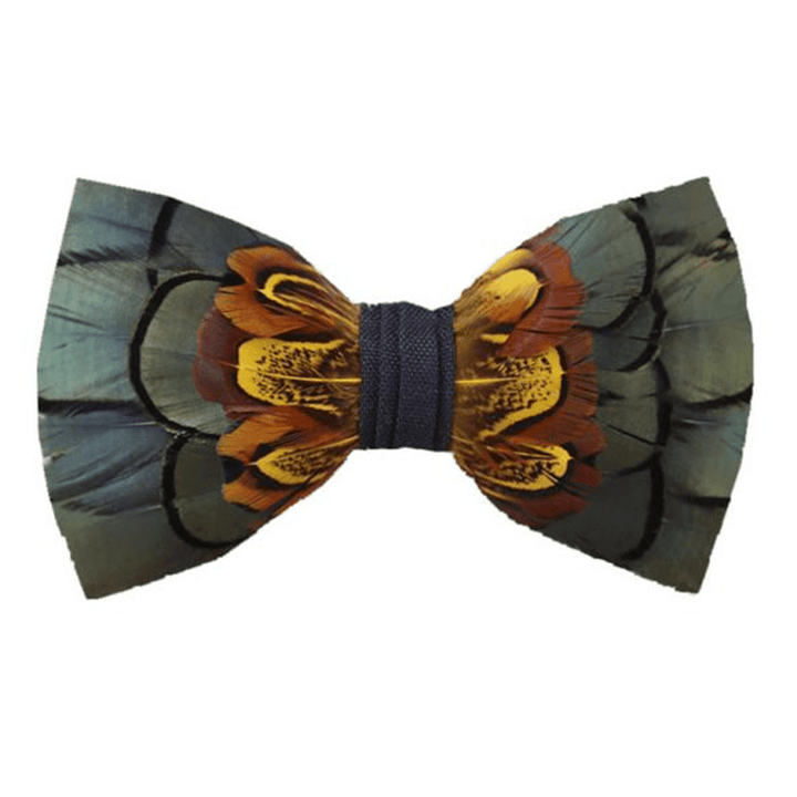 Pajarita con plumas en verde mar oscuro y amarillo y broche de solapa