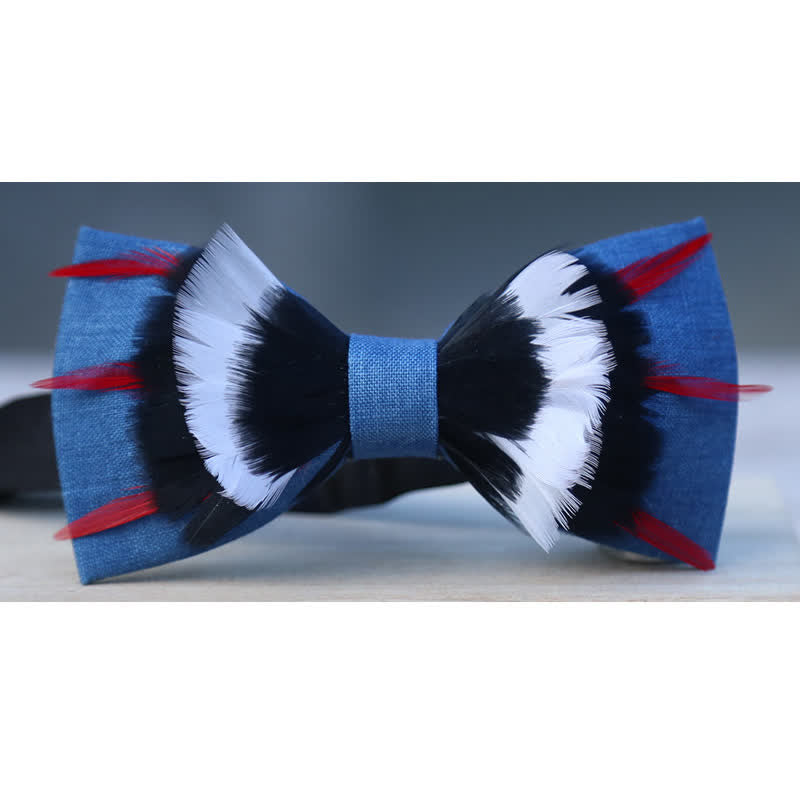 Pajarita de lino azul de lujo en blanco y negro con plumas