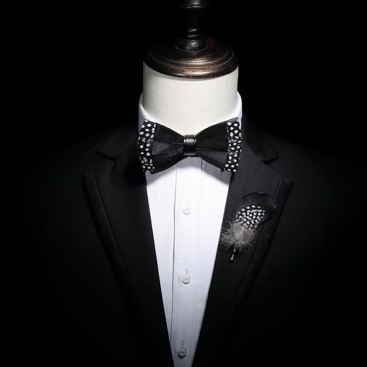 Pajarita de plumas con lunares negros para niños y broche de solapa