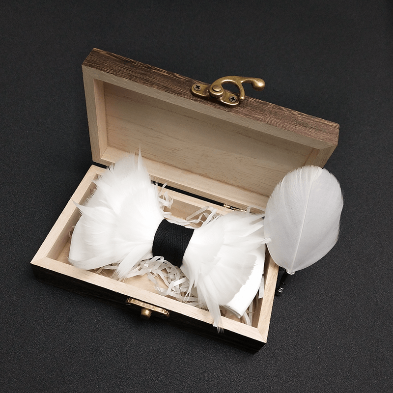 Pajarita elegante de plumas blancas y negras para niños con prendedor de solapa