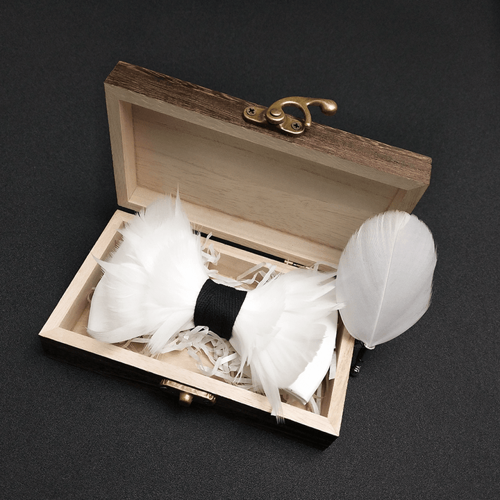 Pajarita elegante de plumas blancas y negras para niños con prendedor de solapa