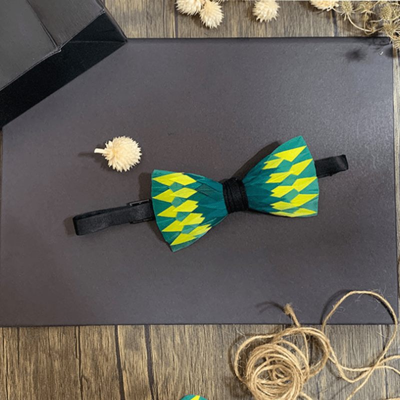 Pajarita con plumas de descarga eléctrica verde y amarilla