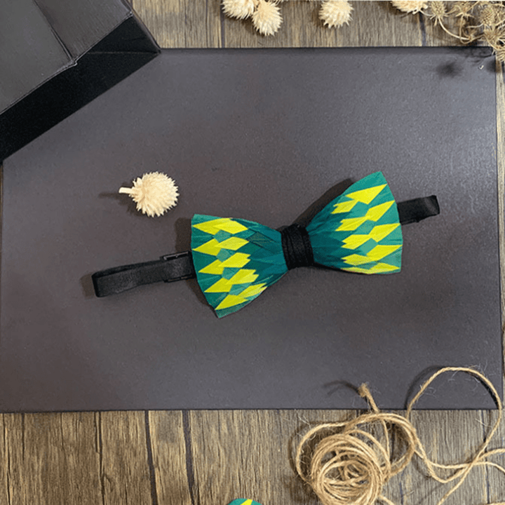 Pajarita con plumas de descarga eléctrica verde y amarilla