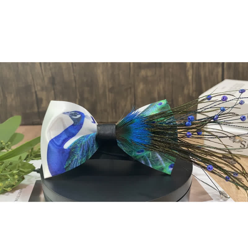 Pajarita con plumas y cuentas de cola de pavo real azul