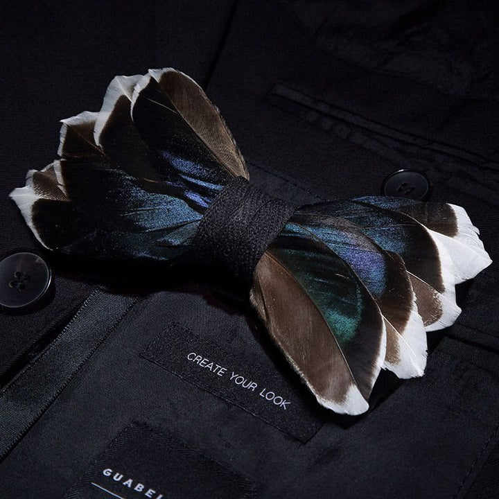 Pajarita elegante con plumas en azul oscuro y marrón para niños con prendedor de solapa