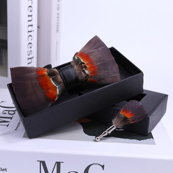 Pajarita con plumas de color marrón y naranja y broche de solapa