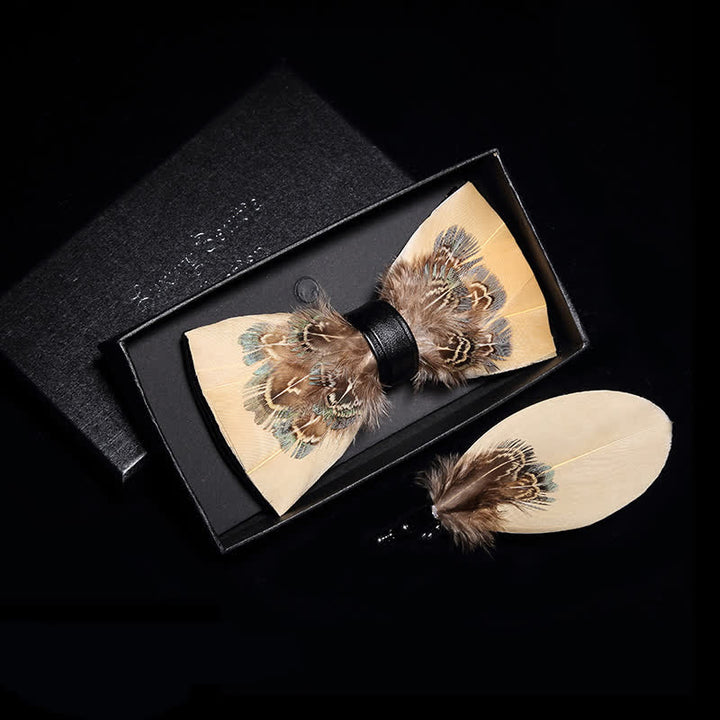 Pajarita con plumas de faisán de color amarillo pálido y broche de solapa