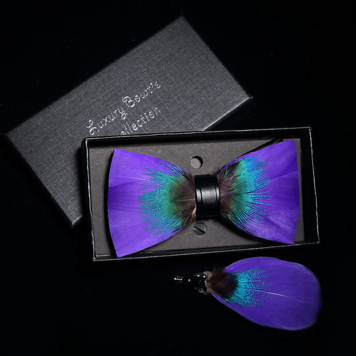 Pajarita con plumas violetas y verde azulado y prendedor de solapa de la colección Royalty para niños