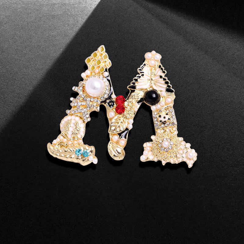 Broche unisex con letra de perla barroca