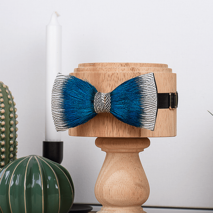 Pajarita con plumas de pavo real azul y amor por el océano